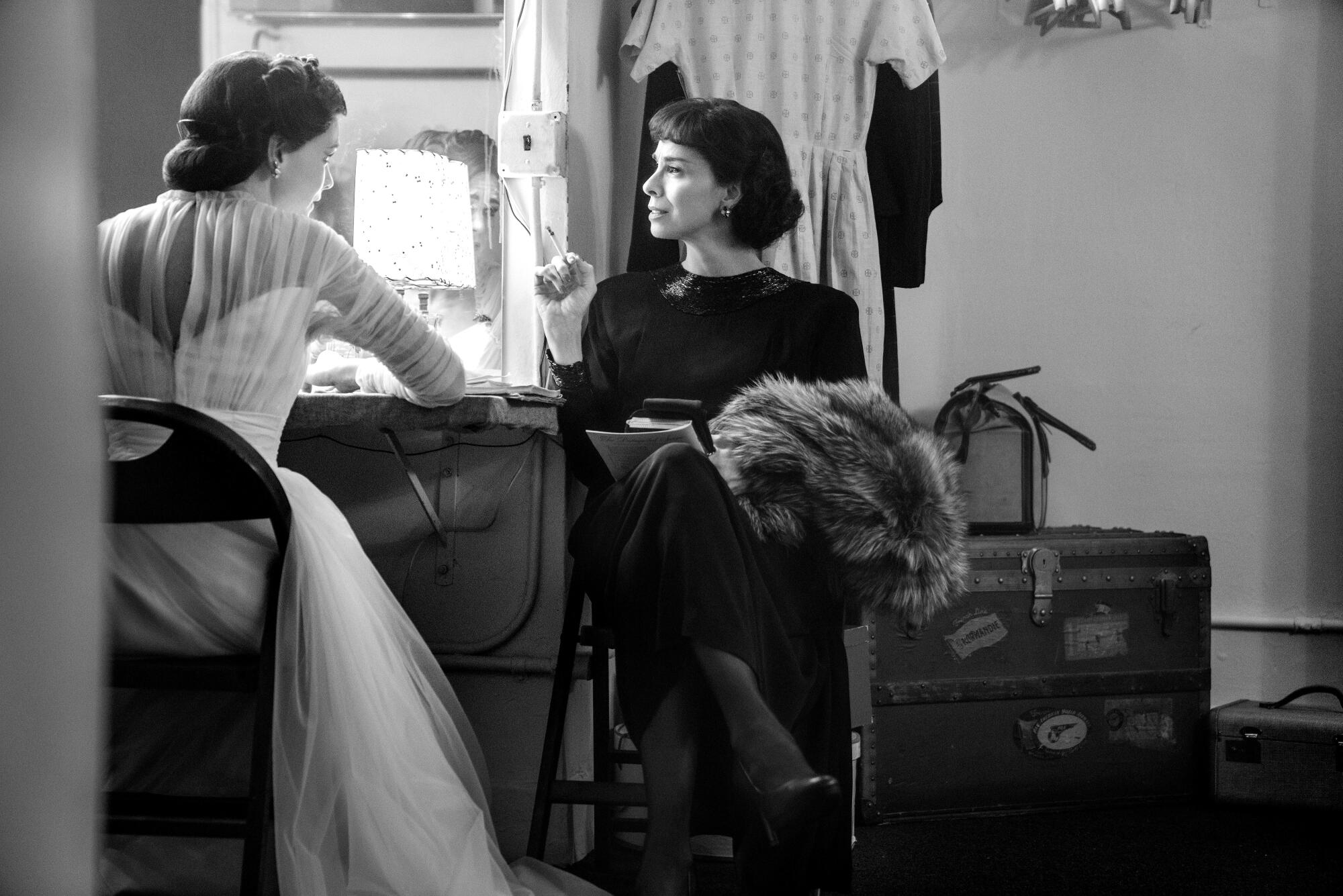 (L to R) Carey Mulligan as Felicia Montealegre and Sarah Silverman as Shirley Bernstein in Maestro.