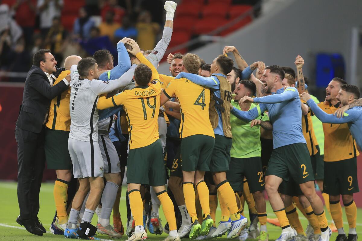 Los jugadores de Australia celebran tras derrotar por penales a Perú en un repechaje por el boleto a la Copa Mundial 