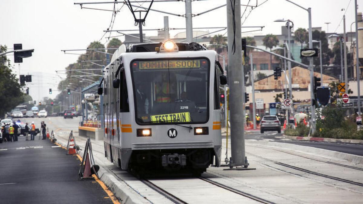 La Línea Expo de Metro comenzará su servicio a Santa Mónica el 20 de mayo próximo, se informó ayer. En la imagen, un tren de prueba se desplaza por las vías en Santa Mónica el verano pasado ).