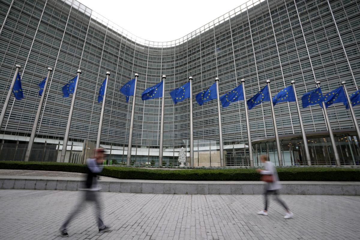 ARCHIVO - Las banderas de la Unión Europea ondean frente a la sede de la UE en Bruselas, 