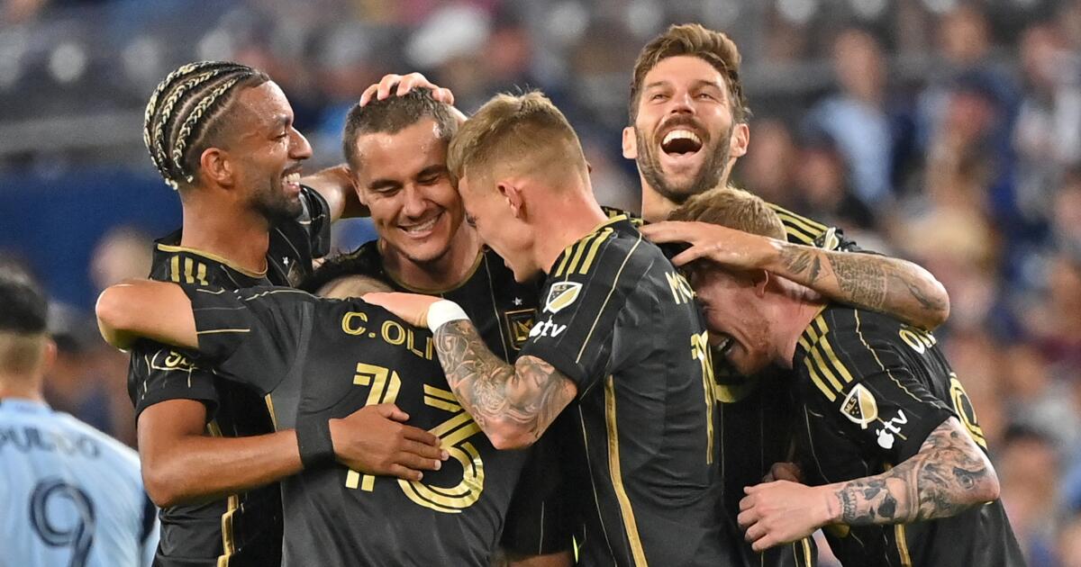 LAFC finishes first in Western Conference after besting Galaxy