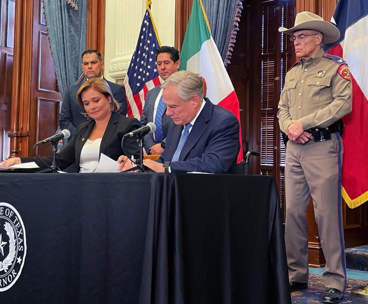 El gobernador de Texas, Greg Abbott, firma un acuerdo de seguridad fronteriza 
