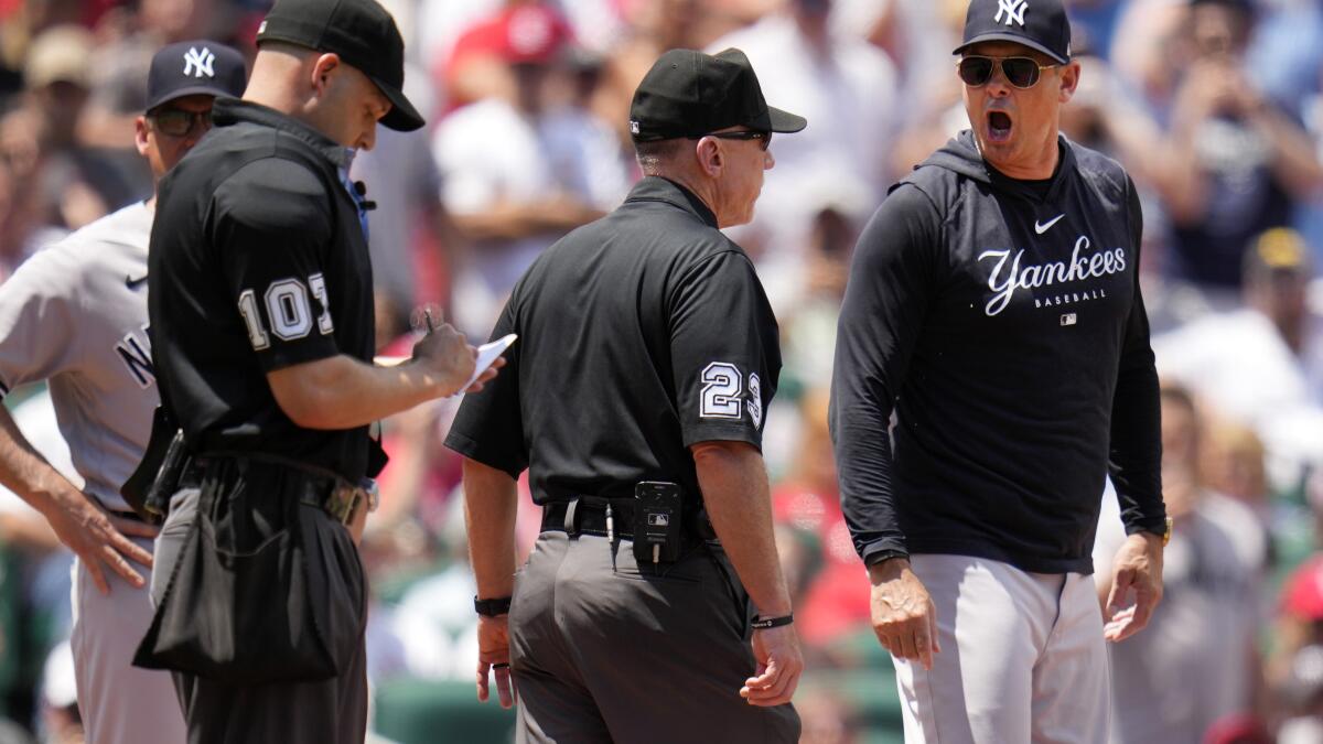 Why Yankees' Aaron Boone wore his uniform top for the 1st time 