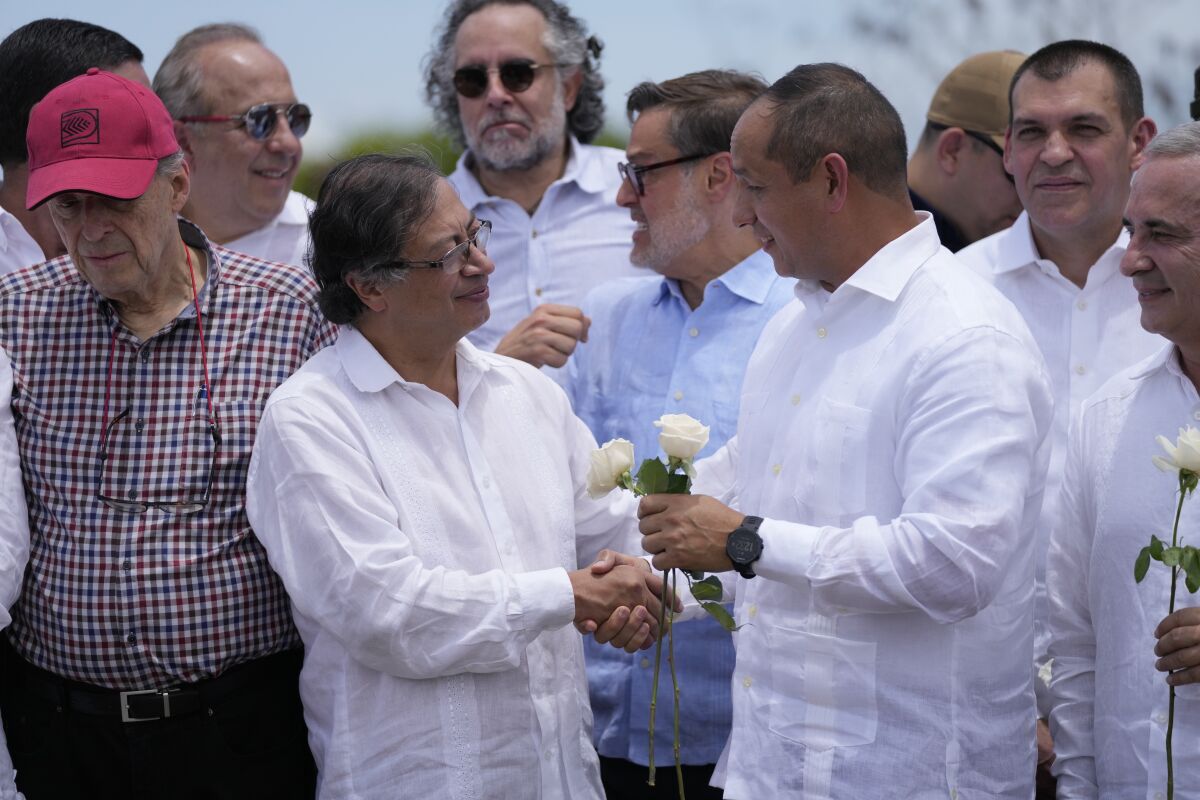 El presidente de Colombia, Gustavo Petro, a la izquierda, y el ministro de Transporte 