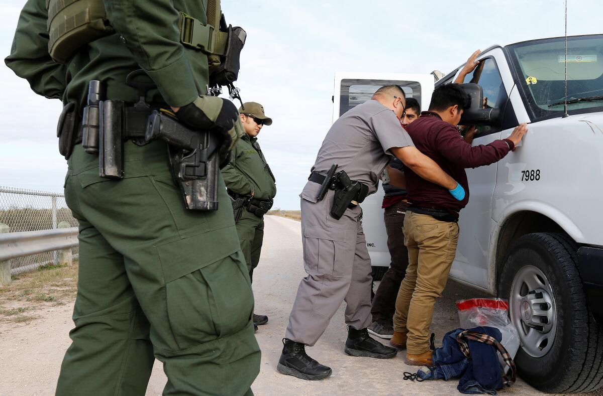 Migrantes arrestados por Texas pasan meses en la cárcel antes de ver un  juez - Los Angeles Times