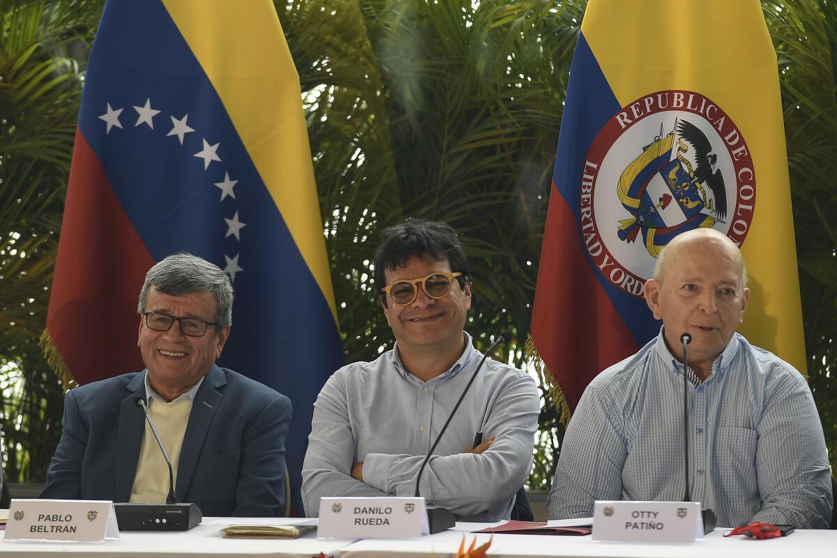 ARCHIVO - Pablo Beltrán, izquierda, en representación de la guerrilla colombiana Ejército de Liberación 