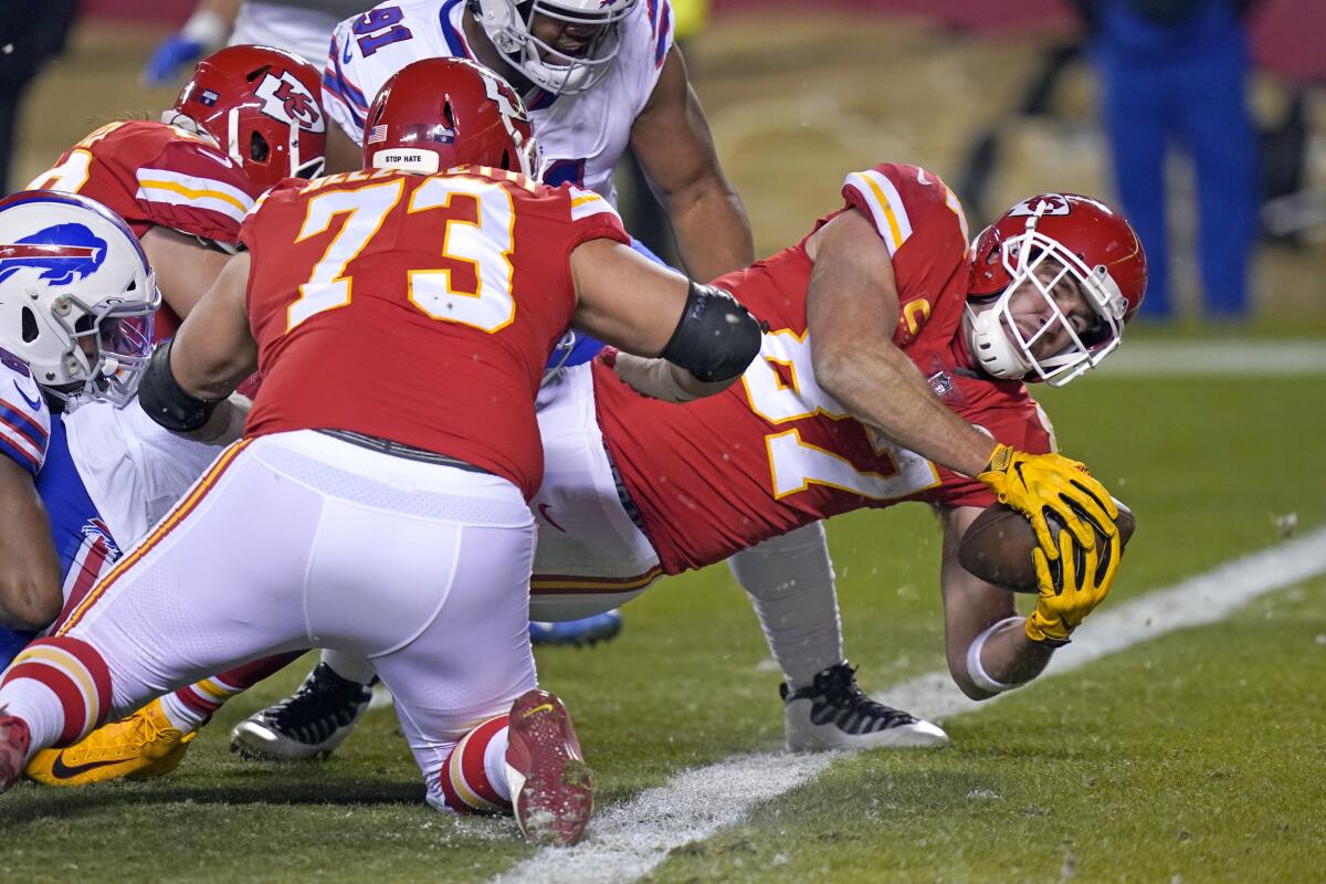 Chiefs tight end Travis Kelce (87) scores on a one-yard touchdown reception against the Bills.