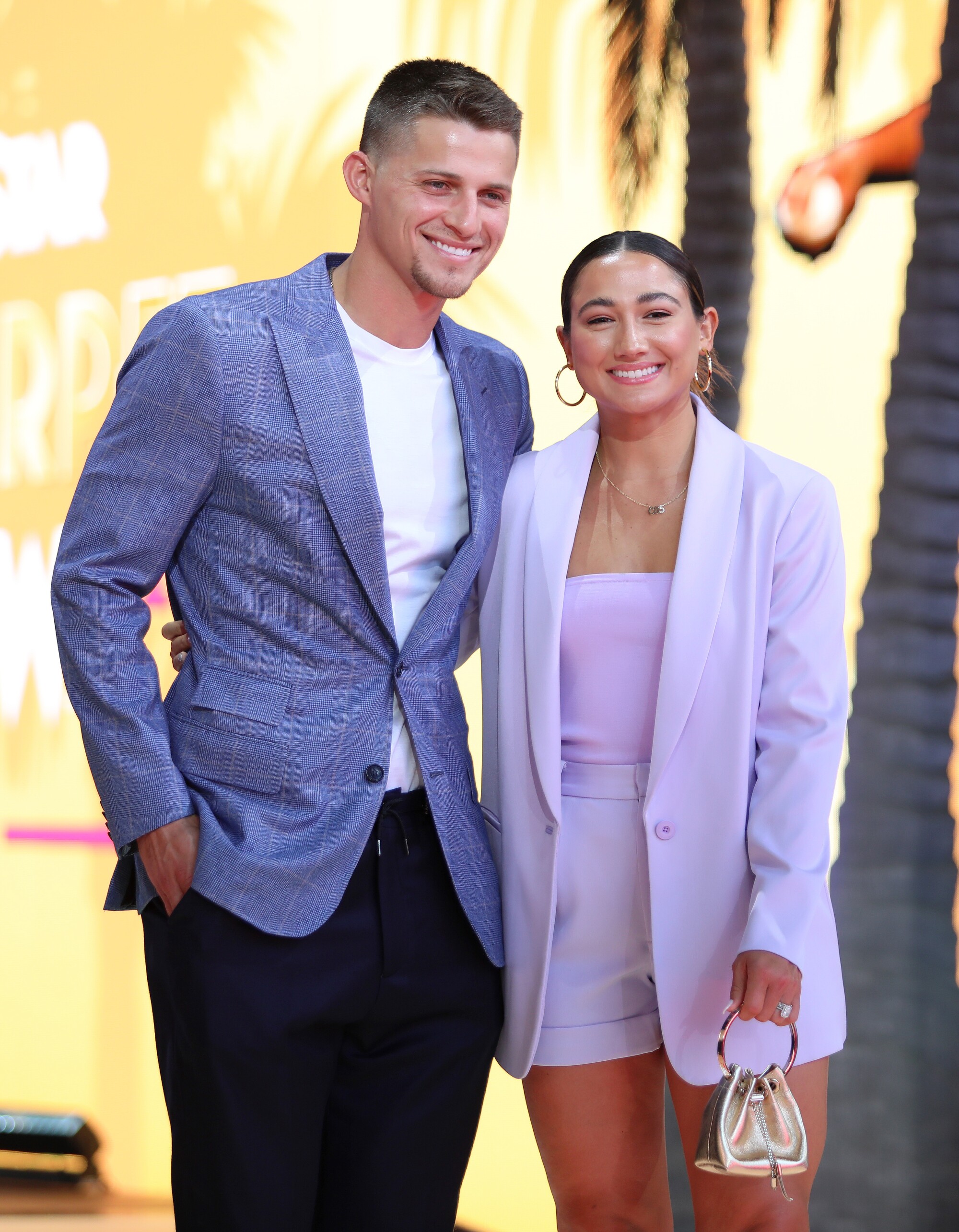 L'arrêt-court des Texas Rangers Corey Seager, à gauche, arrive avec un invité au salon du tapis rouge du match des étoiles de la MLB 2022.