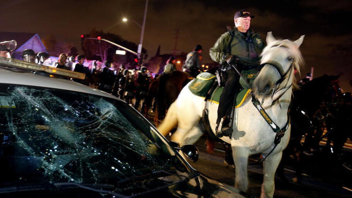 Protestas estallaron a lo largo de la calle afuera del Anfiteatro Pacific en Costa Mesa, donde Donald Trump sostuvo una mitin el jueves 28 de abril de 2016.