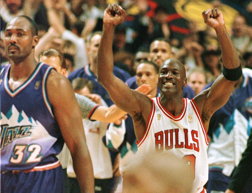 Michael Jordan feiert, wie Karl Malone beim Sieg der Bullen in Spiel 6 des NBA-Finales 1997 zuschaut.