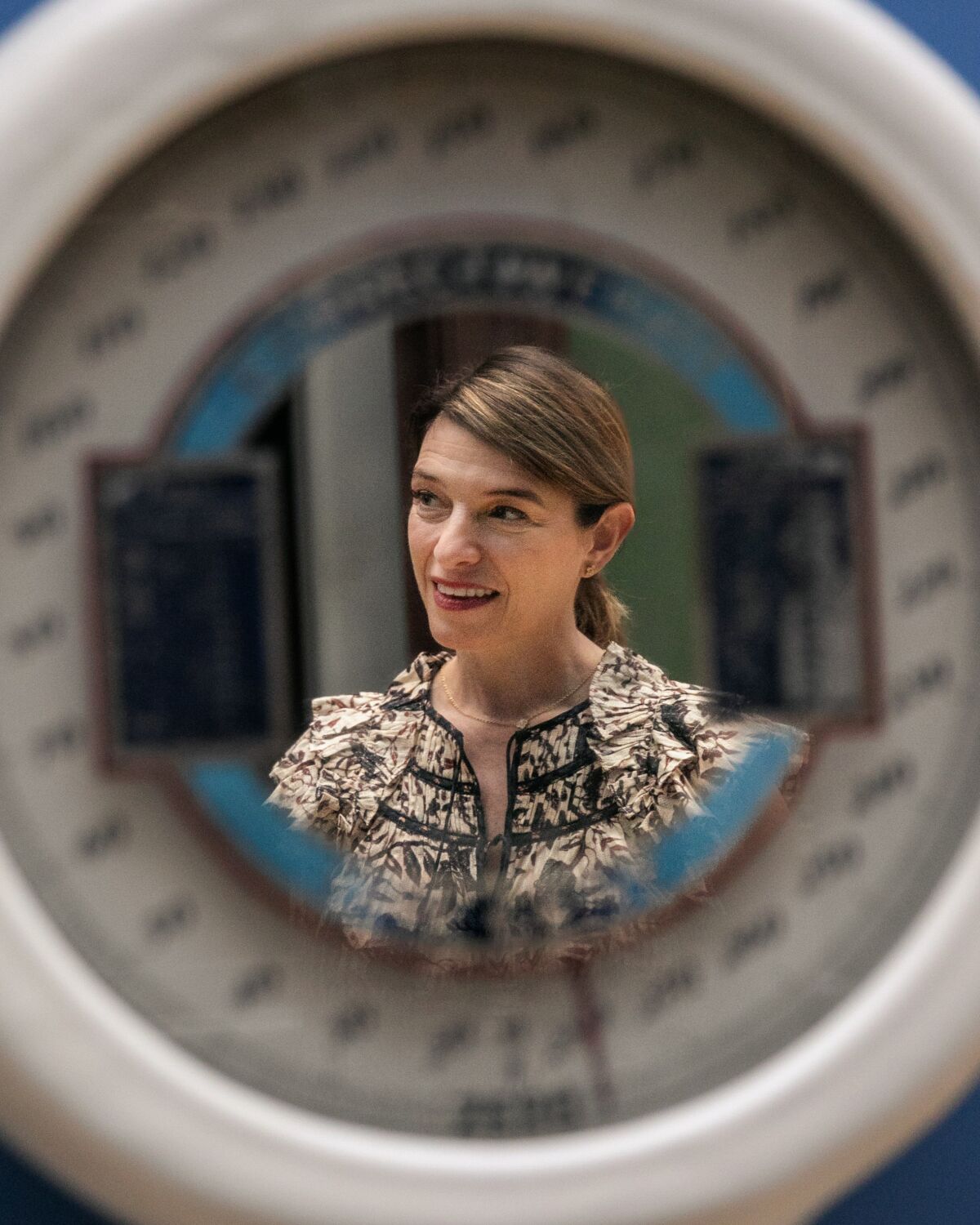 El reflejo de la chef Pati Jinich en el espejo.