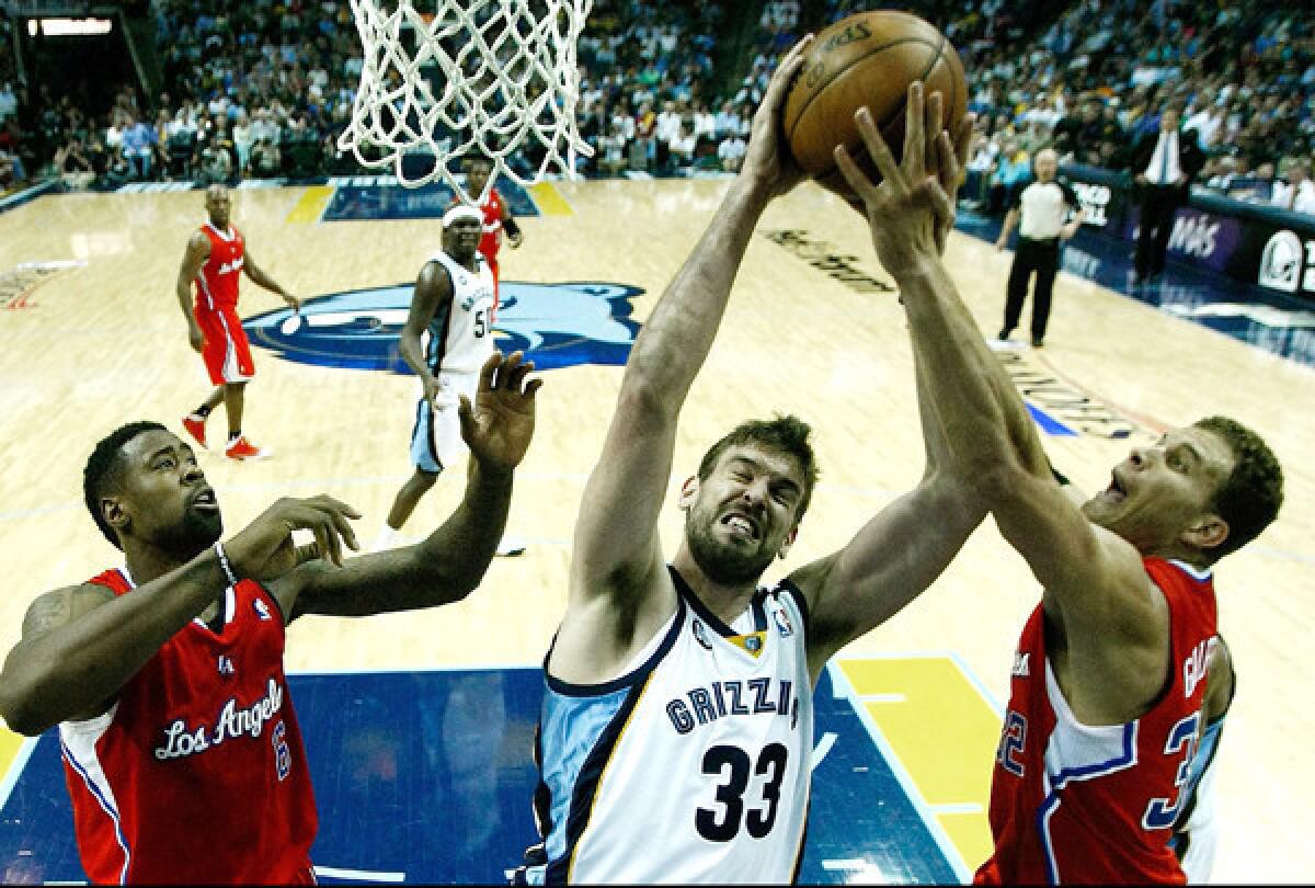 epa03677299 Memphis Grizzlies center Marc Gasol, of Spain, (C) fights for a rebound against Los Angeles Clippers center DeAndre Jordan (L) and Los Angeles Clippers forward Blake Griffin (R) during of the second half of game three of the NBA Western Conference Quarterfinal round game at FedExForum in Memphis, Tennessee, USA, 25 April 2013. Clippers lead the series 2-1. EPA/MIKE BROWN CORBIS OUT ** Usable by LA Only **