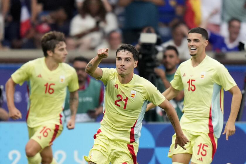 El delantero Sergio Camello de Espa?a, en el centro, celebra tras convertir en el tiempo extra contra Francia en la final del fútbol en los Juegos Olímpicos, en el estadio Parque de los Príncipes, el viernes 9 de agosto de 2024, en París, Francia. (AP Foto/Francisco Seco)