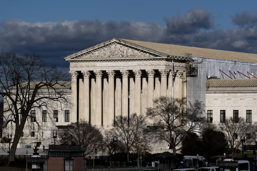 ARCHIVO - Vista de la Corte Suprema, Washington, 7 de marzo de 2024. La Corte Suprema sentenció por unanimidad el viernes 15 de marzo de 2024 que se puede en ocasiones demandar a funcionarios públicos que bloquean a sus detractores en redes sociales, un asunto que surgió a raíz de una causa en la que estuvo implicado el entonces presidente Donald Trump. (AP Foto/J. Scott Applewhite, File)