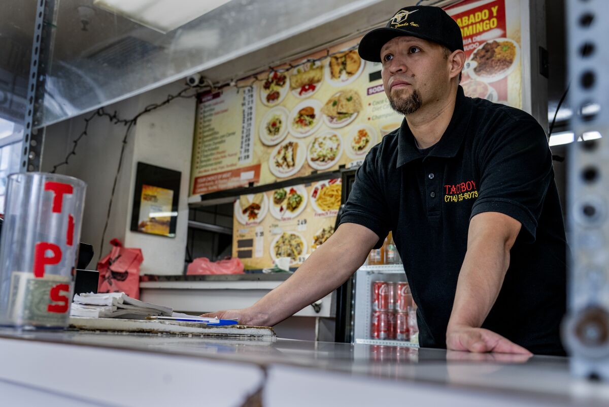 Samuel Solis Jr, Taco Boy'un ön masasında.