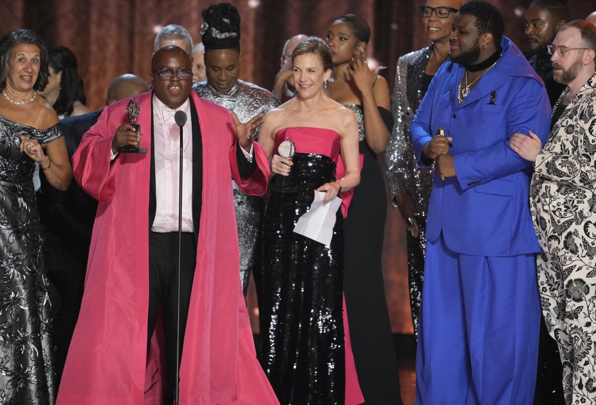 Michael R. Jackson, segundo de izquierda a derecha, recibe el premio a mejor musical por "A Strange Loop" 