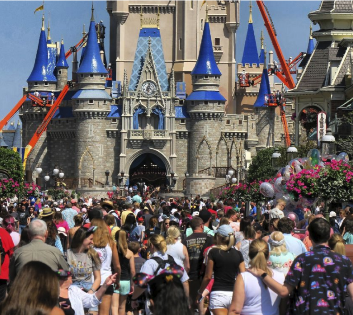 Una multitud frente al Castillo de la Cenicienta en Magic Kingdom, en Walt Disney World, en Lake Buena Vista, Florida.