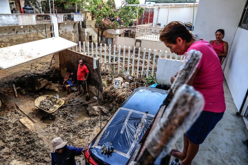 Dos días bajo los escombros de su propia casa en Acapulco tras el huracán Otis