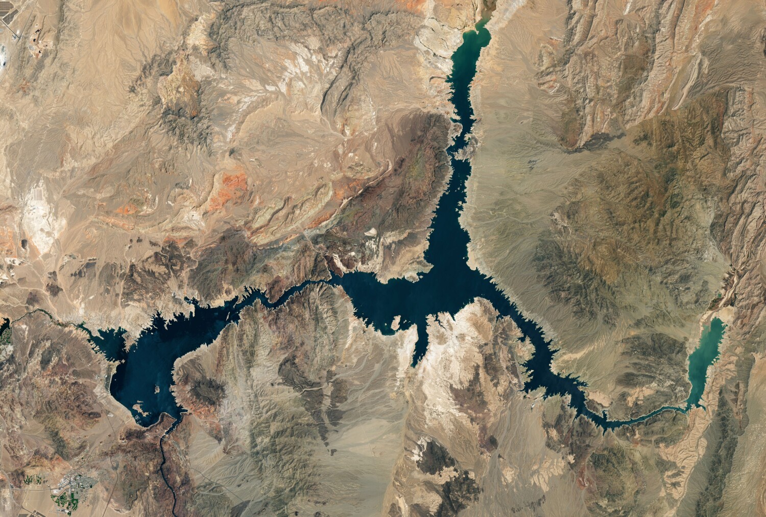 Dramatic NASA photos reveal Lake Mead water levels at lowest point since 1937