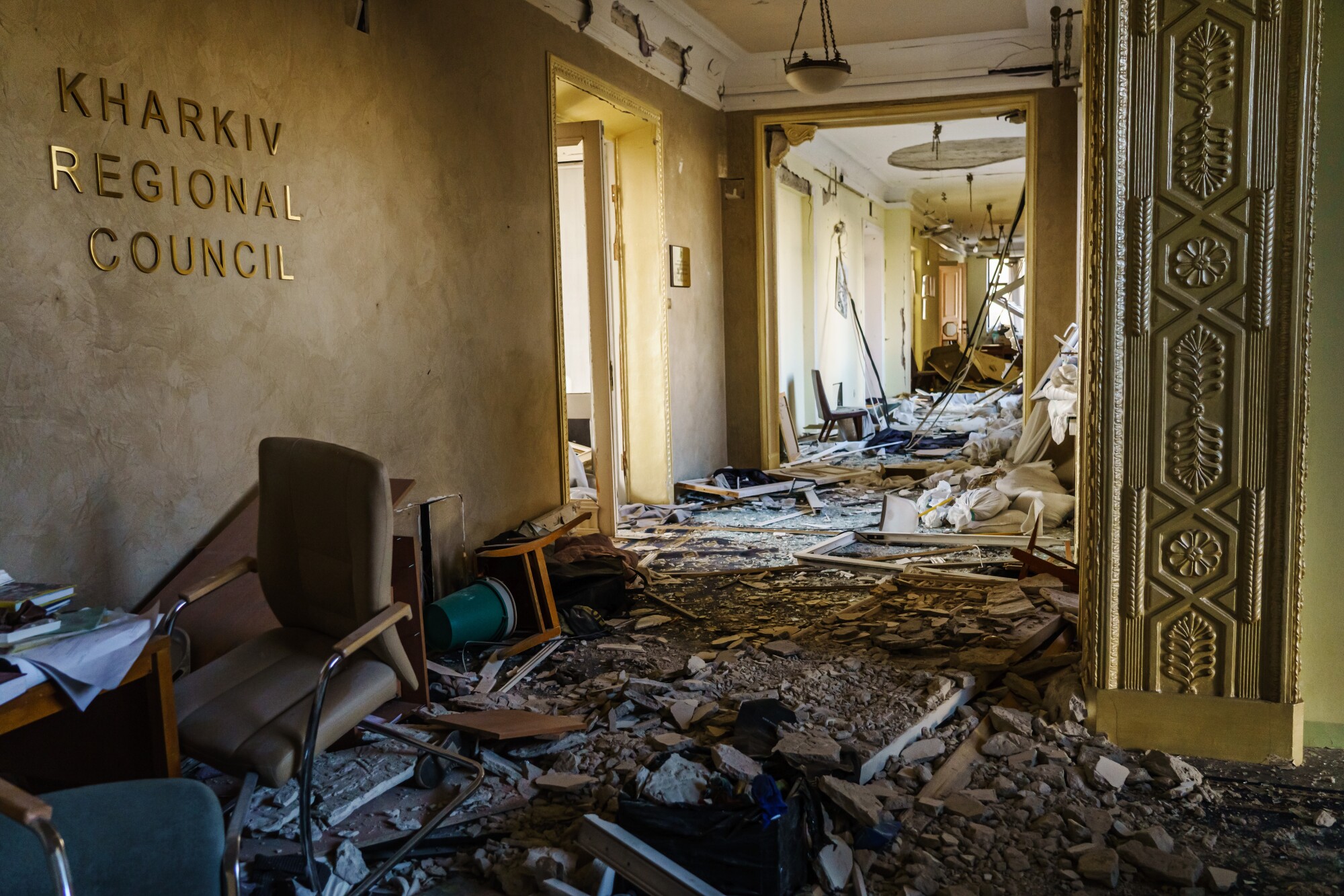रूसी बमबारी द्वारा नष्ट किए जाने के बाद खार्किव क्षेत्रीय प्रशासन भवन के अंदर।