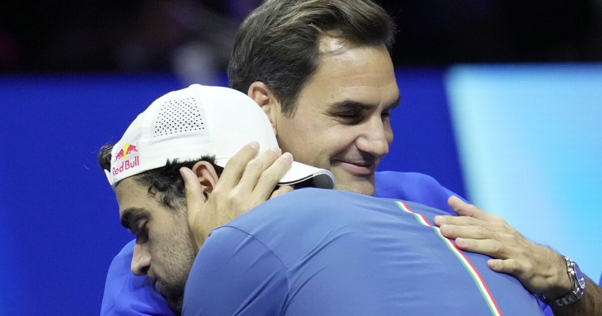 Federer consiglia i suoi compagni di squadra della Laver Cup