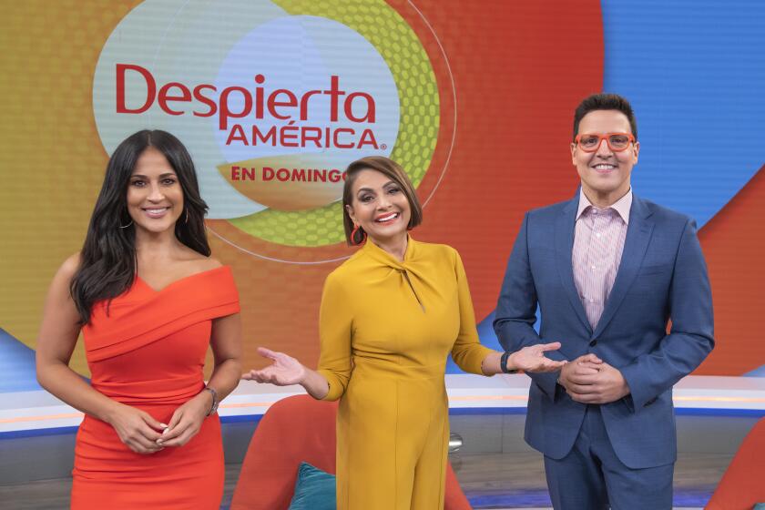 En esta imagen difundida por Univision, de izquierda a derecha, los conductores de "Despierta América en Domingo" Jackie Guerrido, María Antonieta Collins y Raúl González. (Univision vía AP)