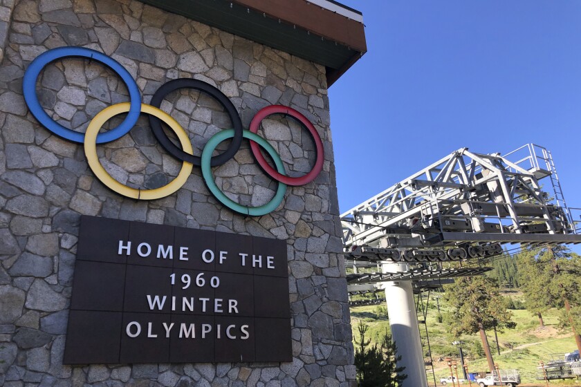 تابلویی که بازی‌های المپیک زمستانی 1960 را نشان می‌دهد، از بالابر پیست اسکی سابق Squaw Valley در دریاچه تاهو دیده می‌شود.