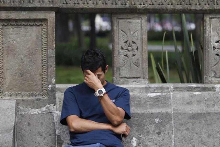 Un hombre reacciona a un dolor de cabeza en Ciudad de México (México). EFE/Sáshenka Gutiérrez/Archivo