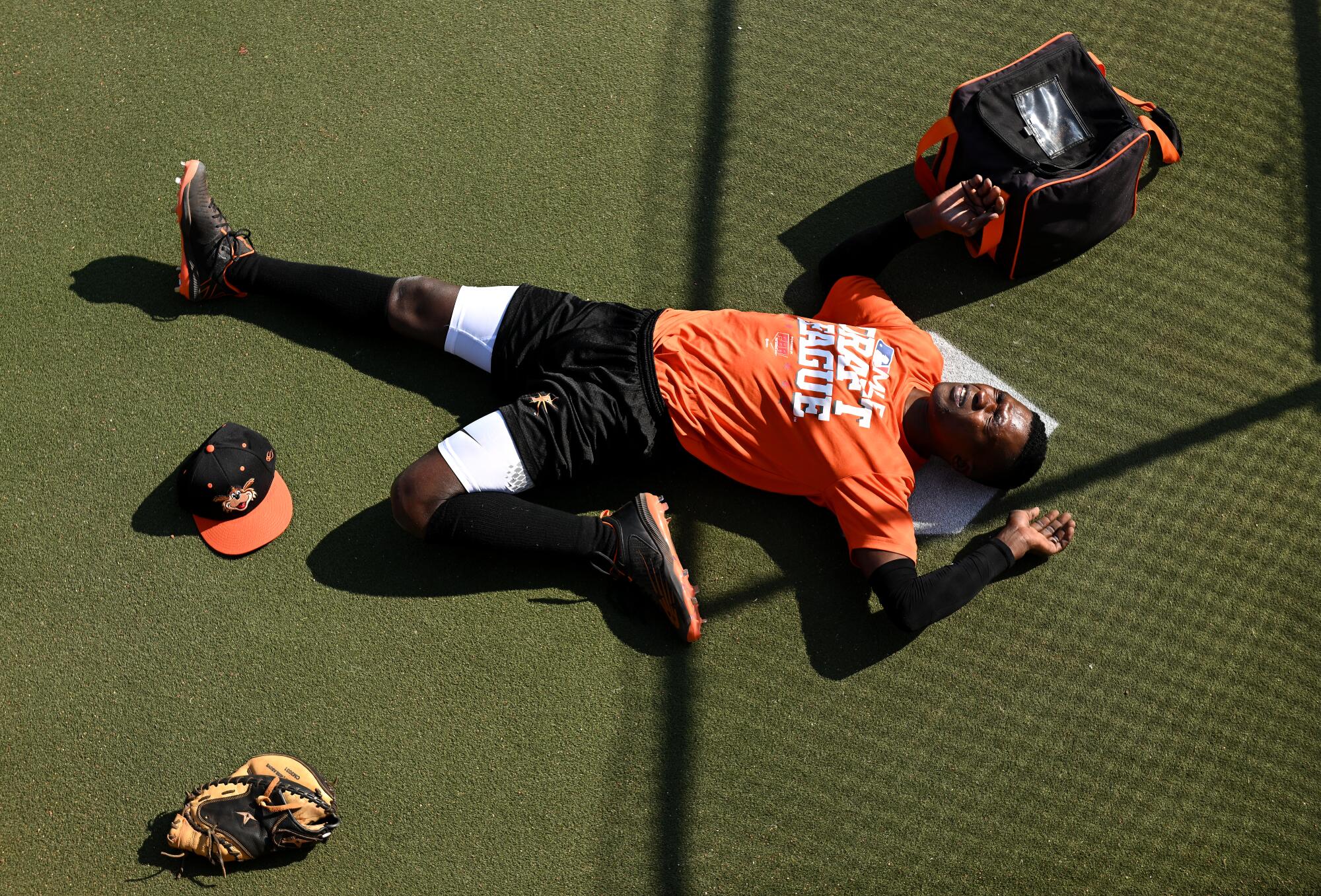 Dennis Kasumba, joueur de Frederick Keys, s'étire avant un match avec le Trenton Thunder.