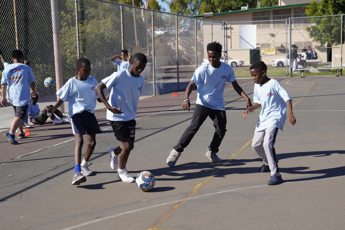Programa de futbol ofrece apoyo y oportunidades a los niños refugiados en  City Heights - San Diego Union-Tribune en Español