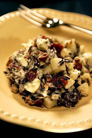 Apple-wild rice salad with blue cheese and Calvados dressing