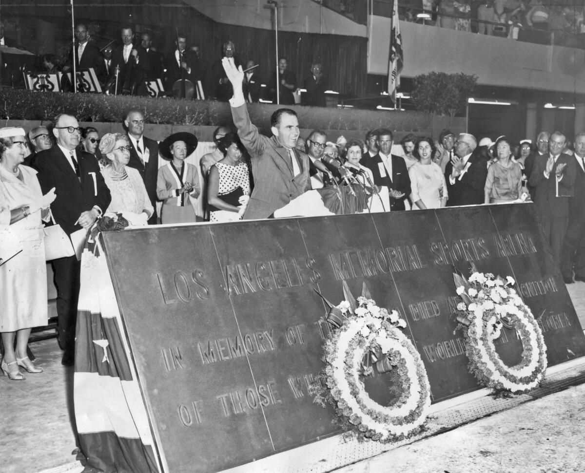 Richard Nixon durante la ceremonia de inauguración en el Sports Arena de Los Ángeles.