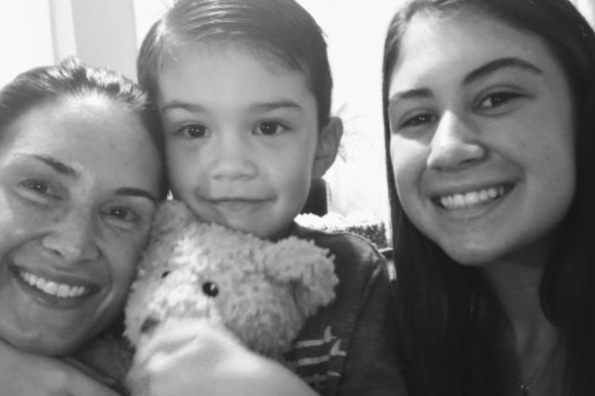 Aiden Leos en una foto con su madre y hermana.
