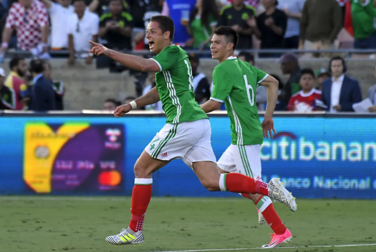 A la izquierda el delantero mexicano Javier Hernandez. (Mark J. Terrill / AP)