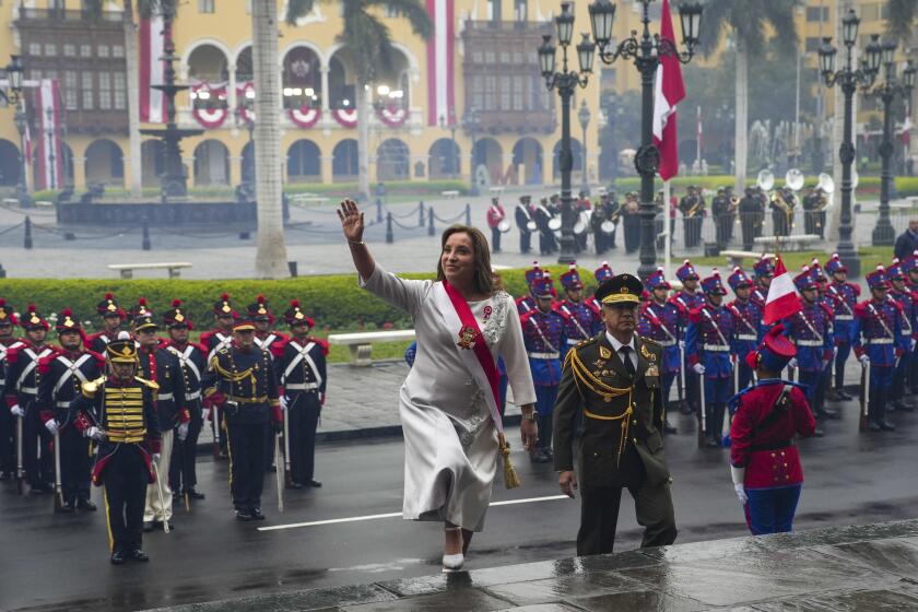 La presidenta peruana Dina Boluarte llega a la catedral para la misa del Día de la Independencia en Lima, Perú, el domingo 28 de julio de 2024. Boluarte dará su segundo discurso sobre el Estado de la Nación ante el Congreso. (Foto AP/Guadalupe Pardo)