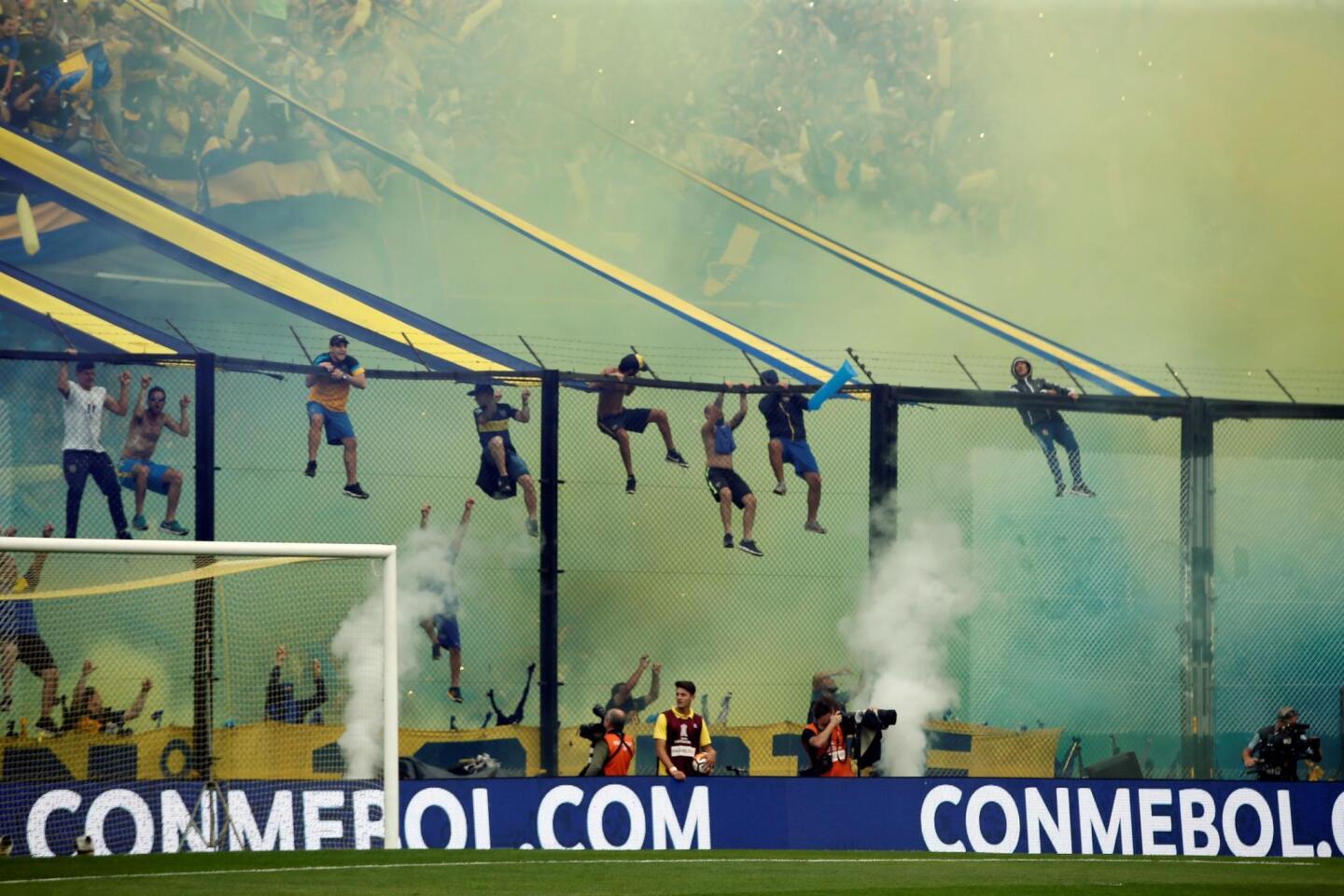 Aficionados de Boca Juniors hoy durante el primer partido de la final de la Copa Libertadores entre Boca Juniors y River Plate, en el estadio la Bombonera de Buenos Aires (Argentina).