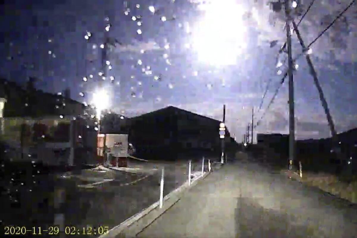 Esta imagen tomada de una grabación de la carretera muestra un brillante meteorito