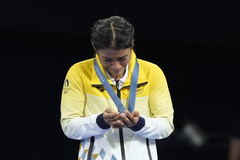 La ecuatoriana Lucía Yépez llora con la medalla de plata que consiguió en la lucha libre, dentro de la categoría de 53 kilogramos de los Juegos Olímpicos, el jueves 8 de agosto de 2024, en París (AP foto/Eugene Hoshiko)