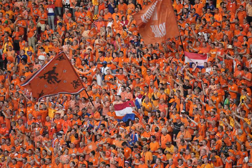 Aficionados holandeses animan a su selección nacional antes del partido del Grupo D entre Países Bajos y Francia en la Eurocopa 2024 en Leipzig, Alemania, el viernes 21 de junio de 2024. (AP Foto/Sergei Grits)