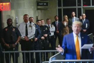 El expresidente Donald Trump habla con reporteros al llegar al tribunal de Manhattan, el martes 7 de mayo de 2024 en Nueva York. (Foto AP/Mary Altaffer, Pool)