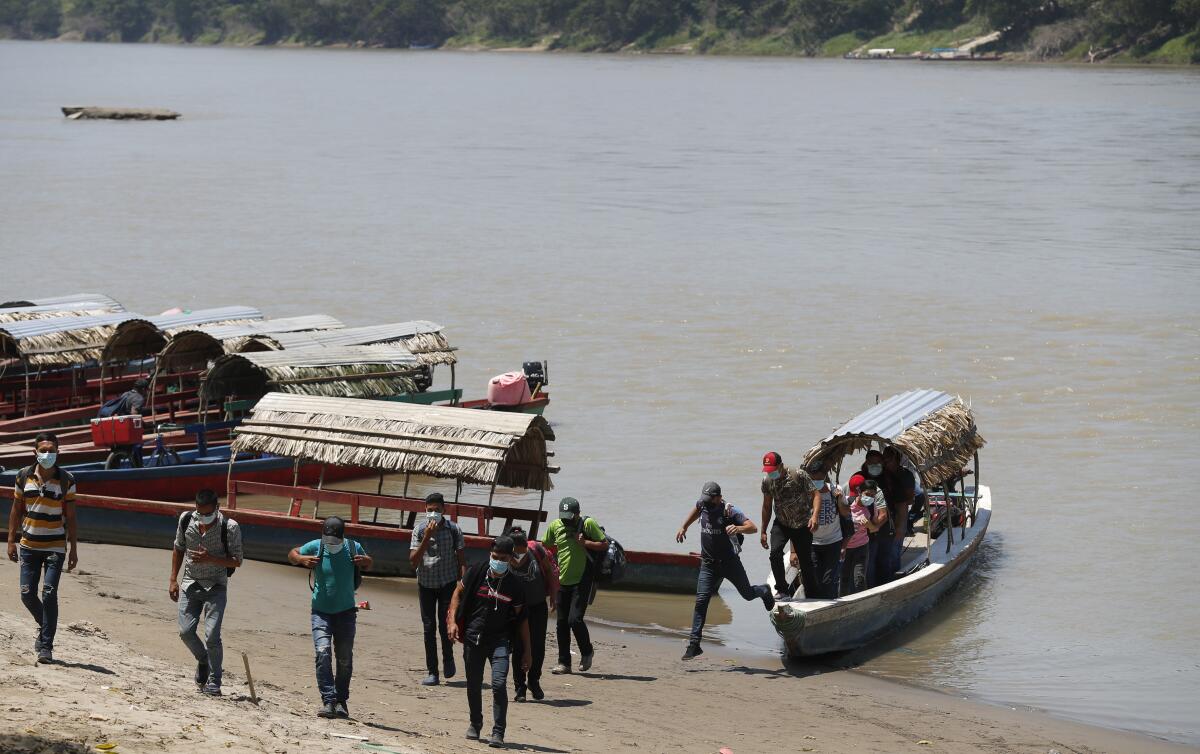 ARCHIVO - Migrantes desembarcan en el lado mexicano de la frontera luego de cruzar el río Usumacinta 