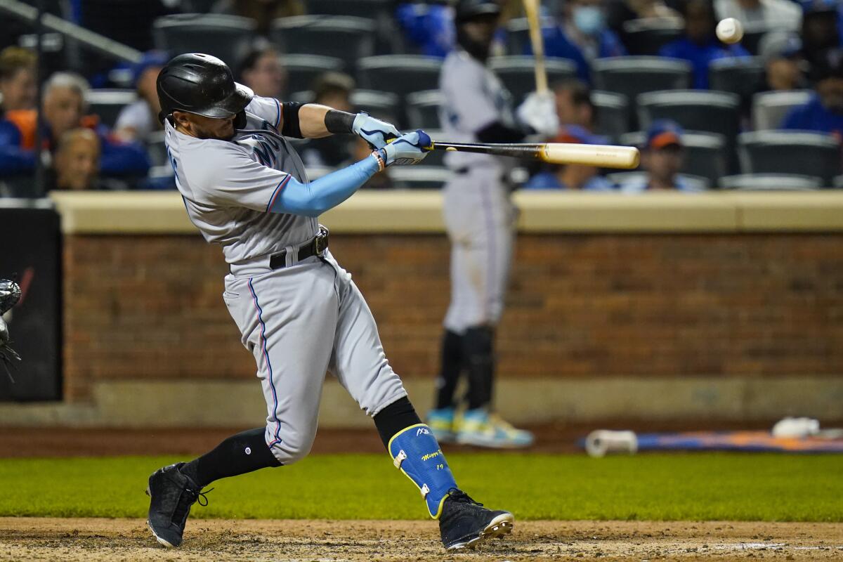 Marlins take lead in 9th vs. Mets, but rain forces suspension