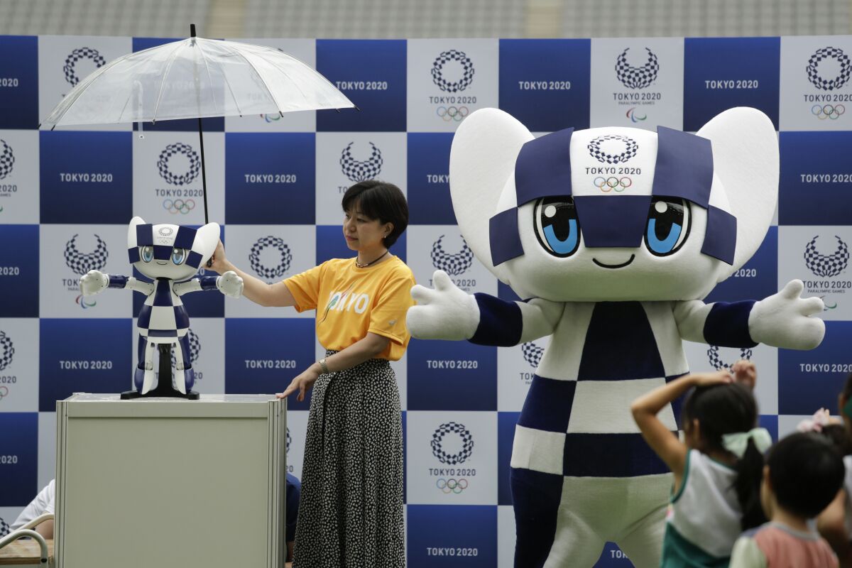 Una versión robot de la mascota de los Juegos Olímpicos de Tokio 2020 "Miraitowa" es presentada en el Estadio de Tokio, el lunes 22 de julio de 2019.