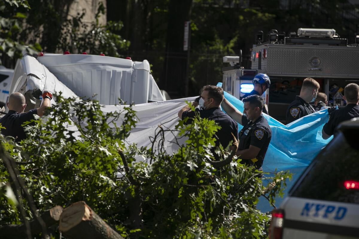 Policías de la ciudad de Nueva York tapan de la vista a una persona que murió después de tormenta tropical Isaías 