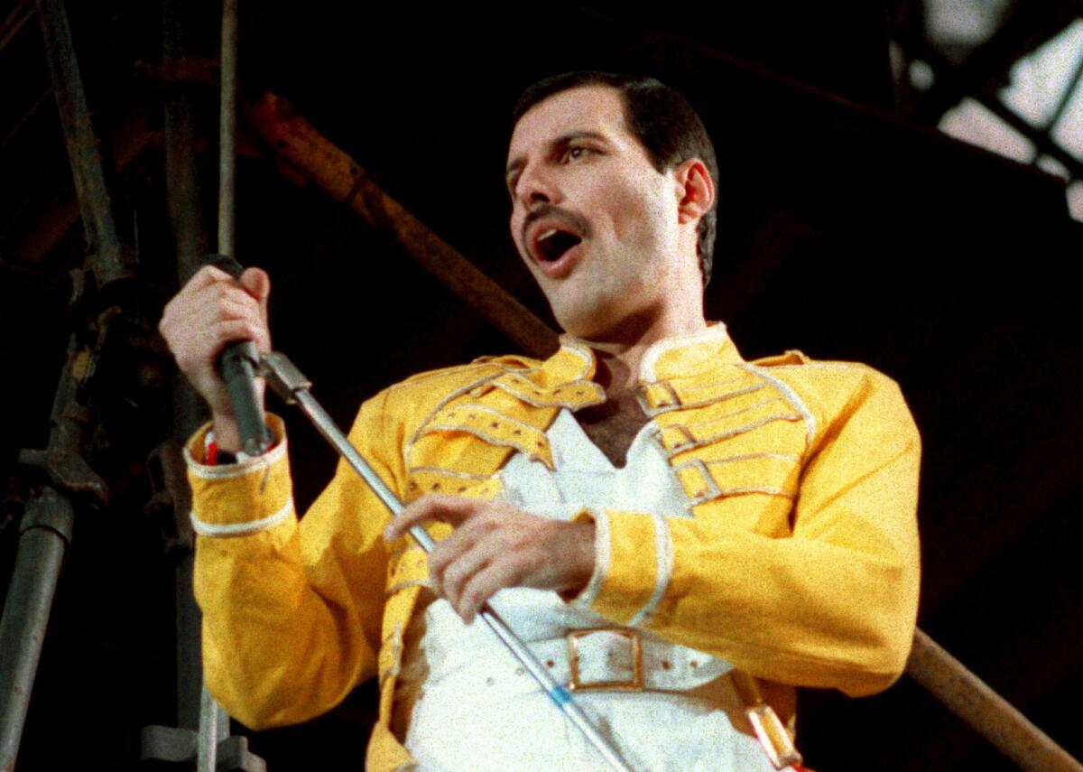 El cantante Freddie Mercury durante un show de Queen, el 20 de julio de 1986 en Alemania.