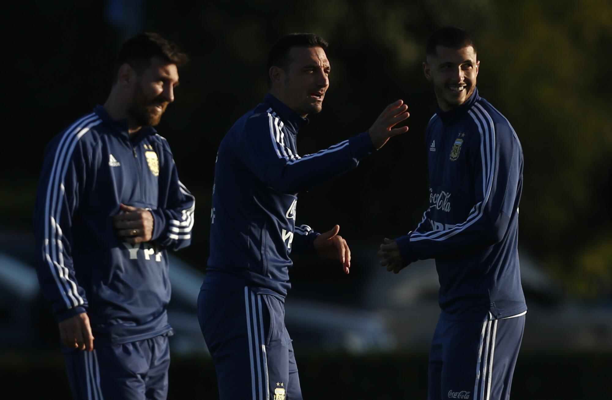 El técnico de Argentina Lionel Scaloni gesticula en medio de los jugadores