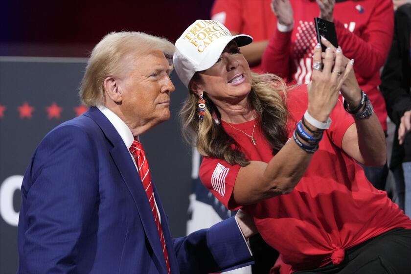 El candidato presidencial republicano Donald Trump posa para una selfie con una seguidora en un evento de campaña, el 15 de octubre de 2024, en Atlanta. (Foto AP/Alex Brandon)