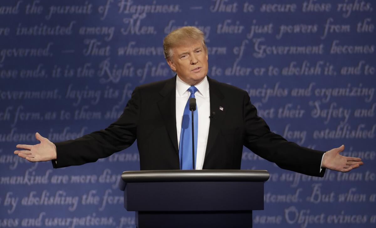 El candidato presidencial republicano Donald Trump expone sus puntos de vista durante su debate con la candidata demócrata Hillary Clinton en la Universidad Hofstra en Hempseat, Nueva York, el lunes 26 de septiembre de 2016. (AP Foto/Patrick Semansky)