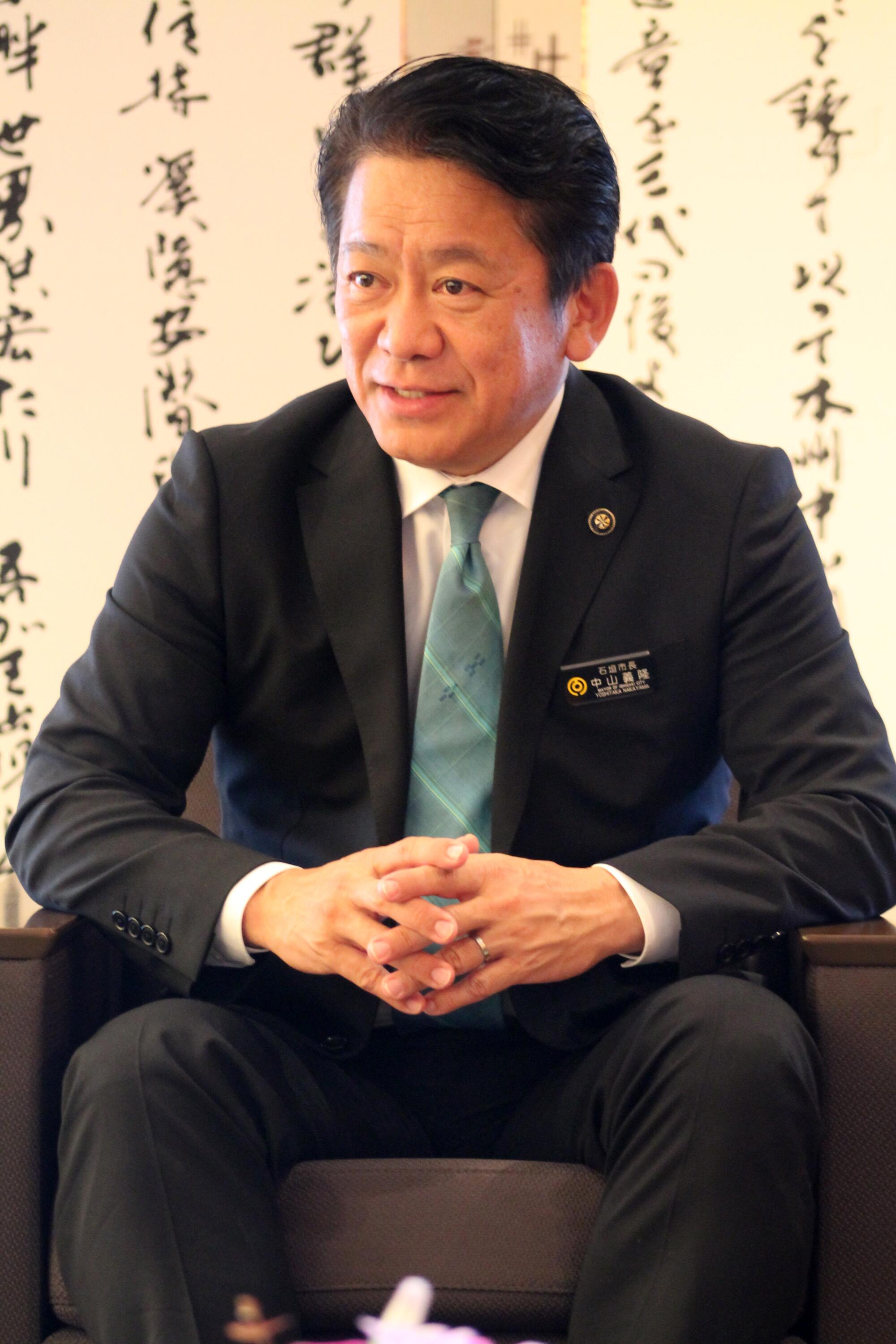 Мэр Исигаки Ёситака Накаяма в своем офисе.