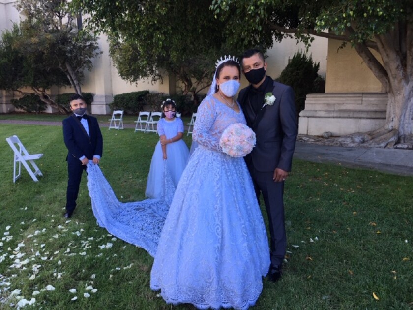 Efraín García y Maria Elizabeth Ruíz en su boda como nunca lo imaginaron.